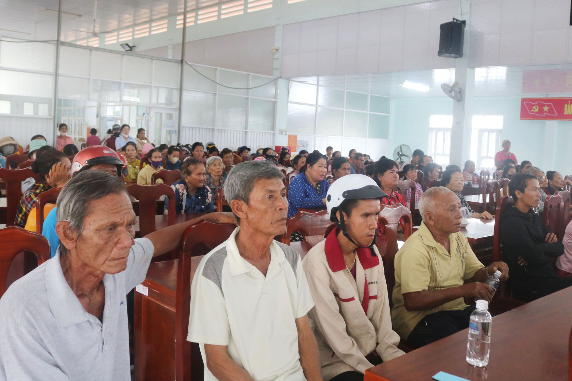 Các phần quà gồm thuốc và nhu yếu phẩm hỗ trợ người dân