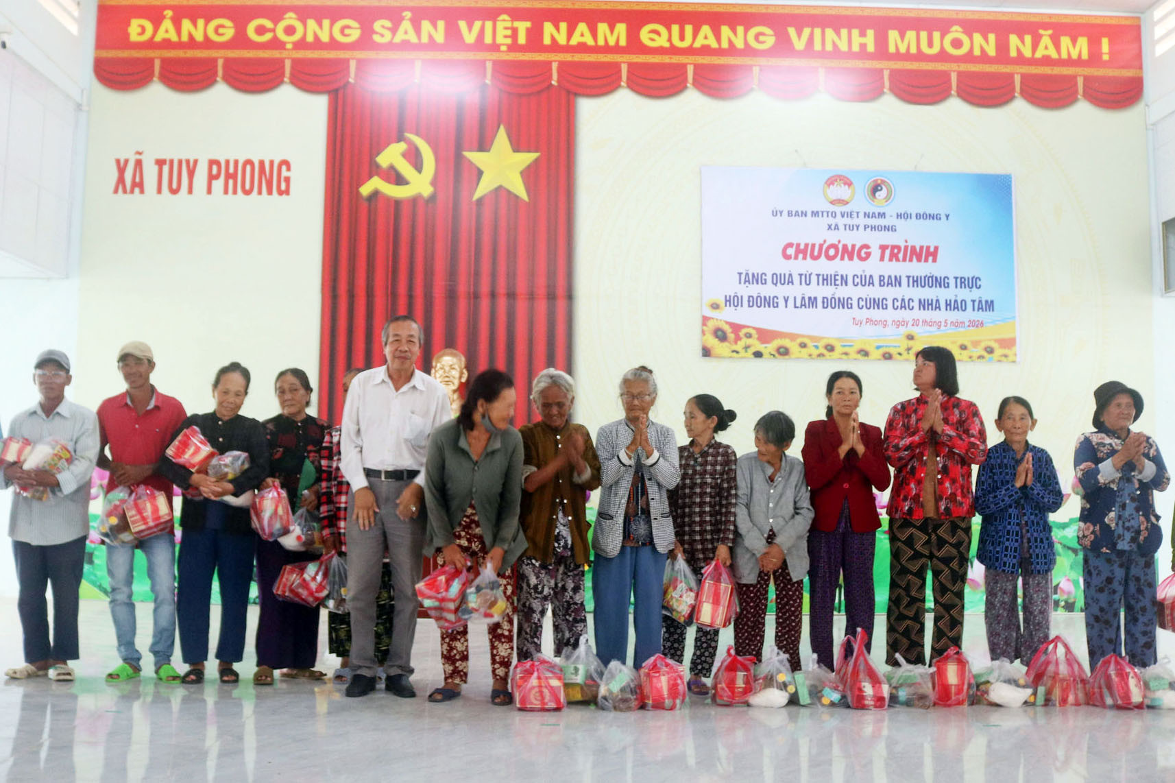 Phần quà hỗ trợ người nghèo chứa dầu ăn, đường và bột nêm