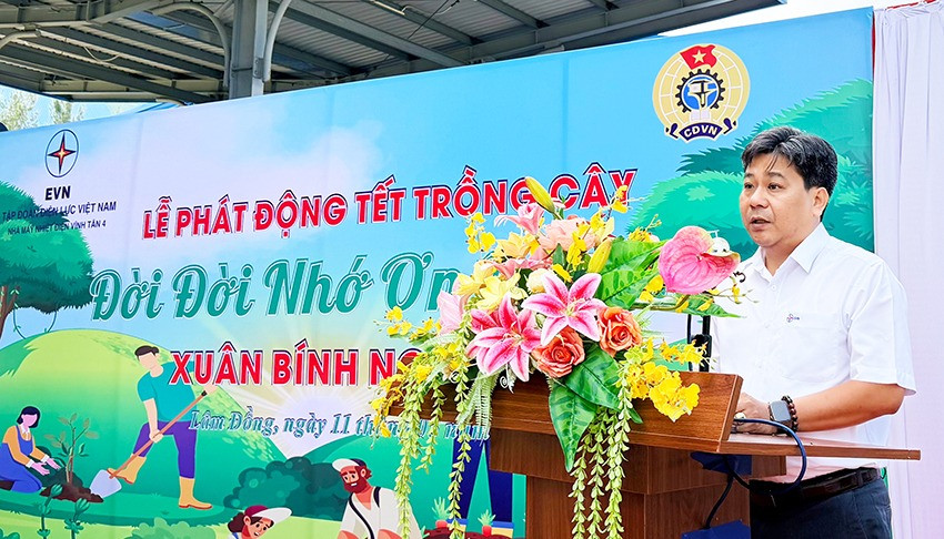 Ông Trần Ngọc Hưởng phát động trồng cây xanh tại NMNĐ Vĩnh Tân 4