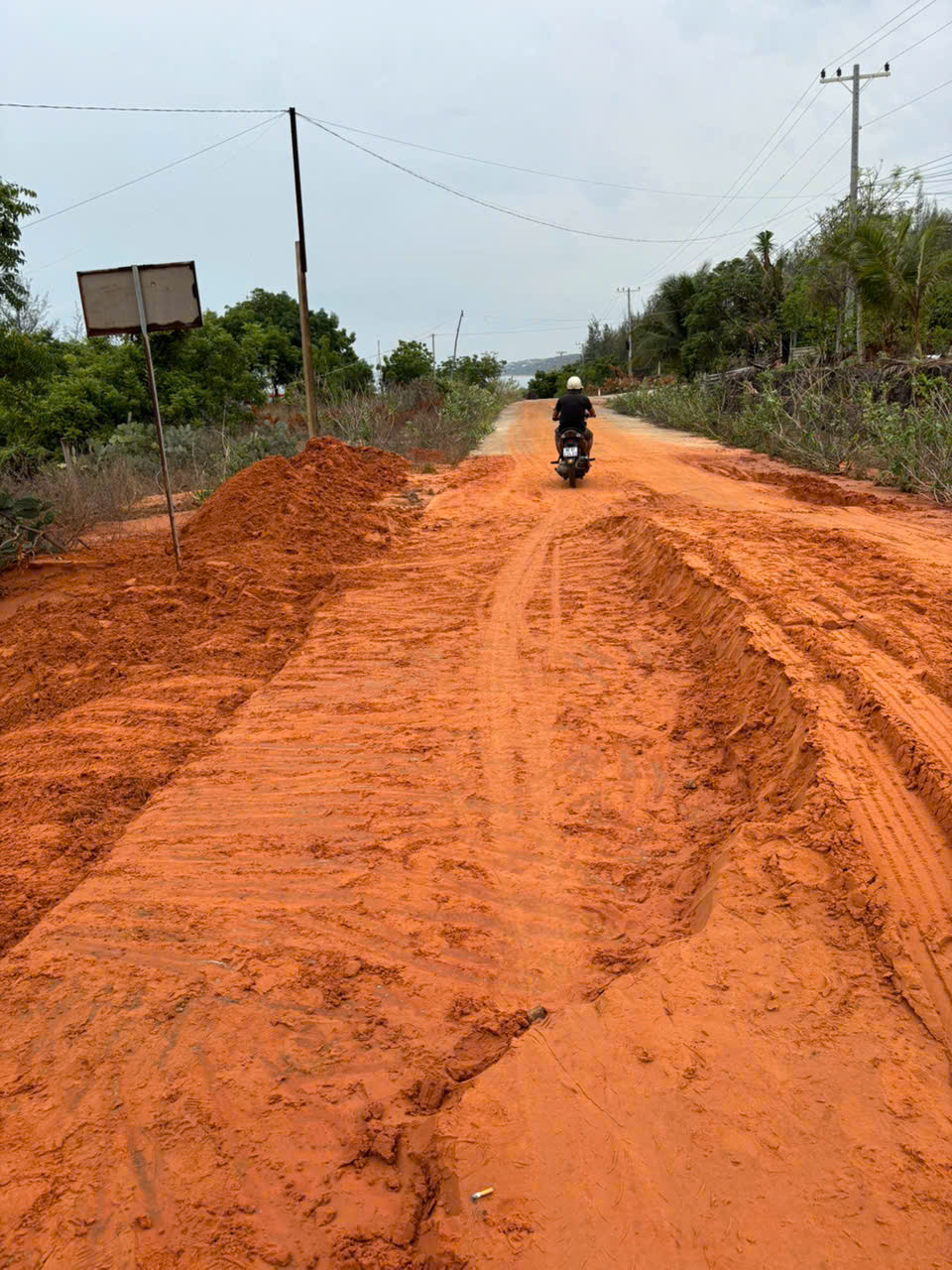 Thiết bị công trình đang được huy động để san gạt đất sạt lở tại Phan Rí Cửa