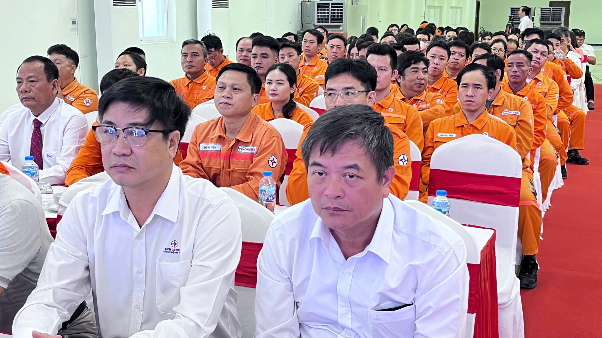 Đại biểu tham dự lễ phát động tại điểm cầu Nhà máy Nhiệt điện Vĩnh Tân 4