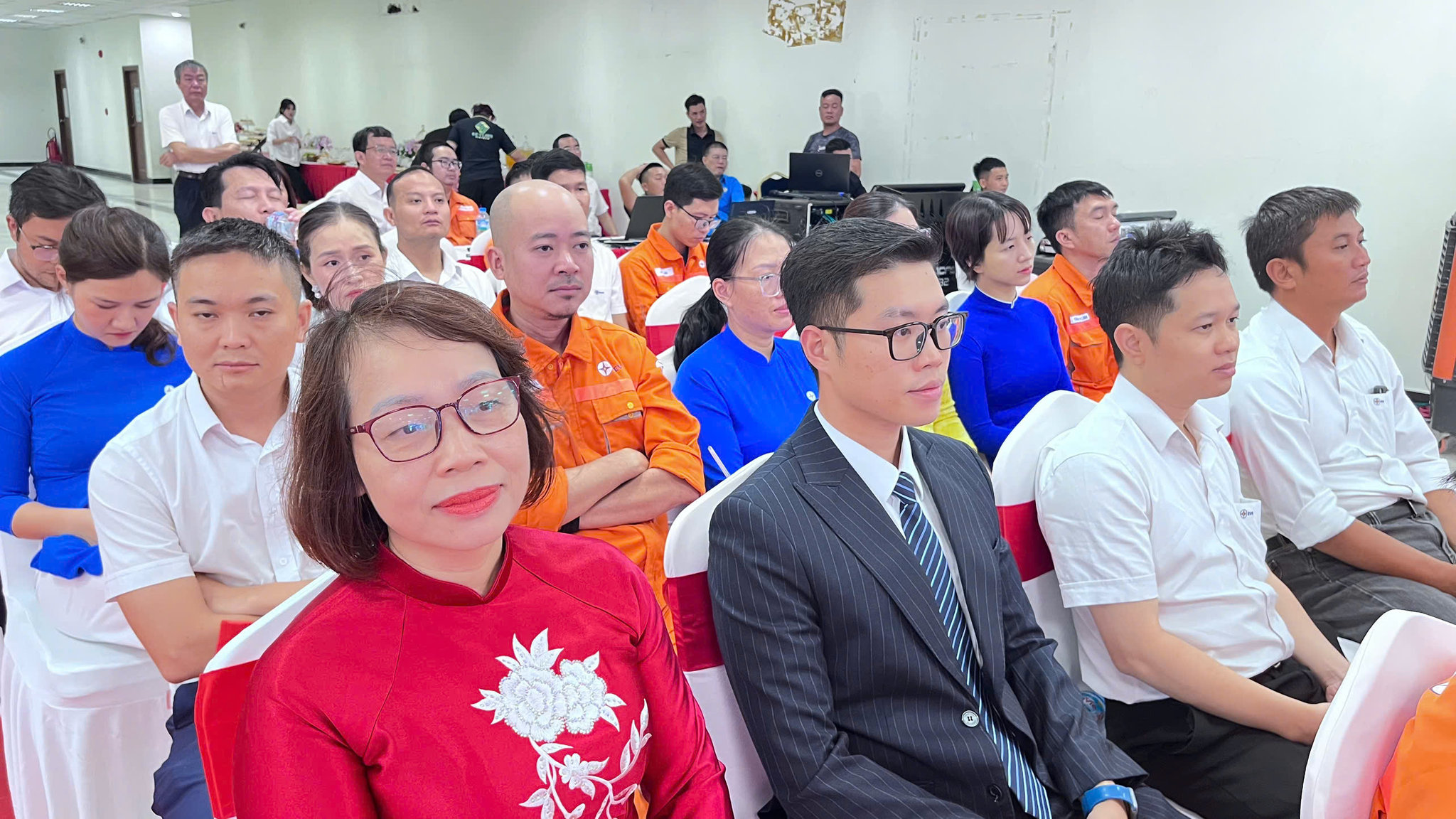 Đại biểu theo dõi chương trình qua kết nối trực tuyến
