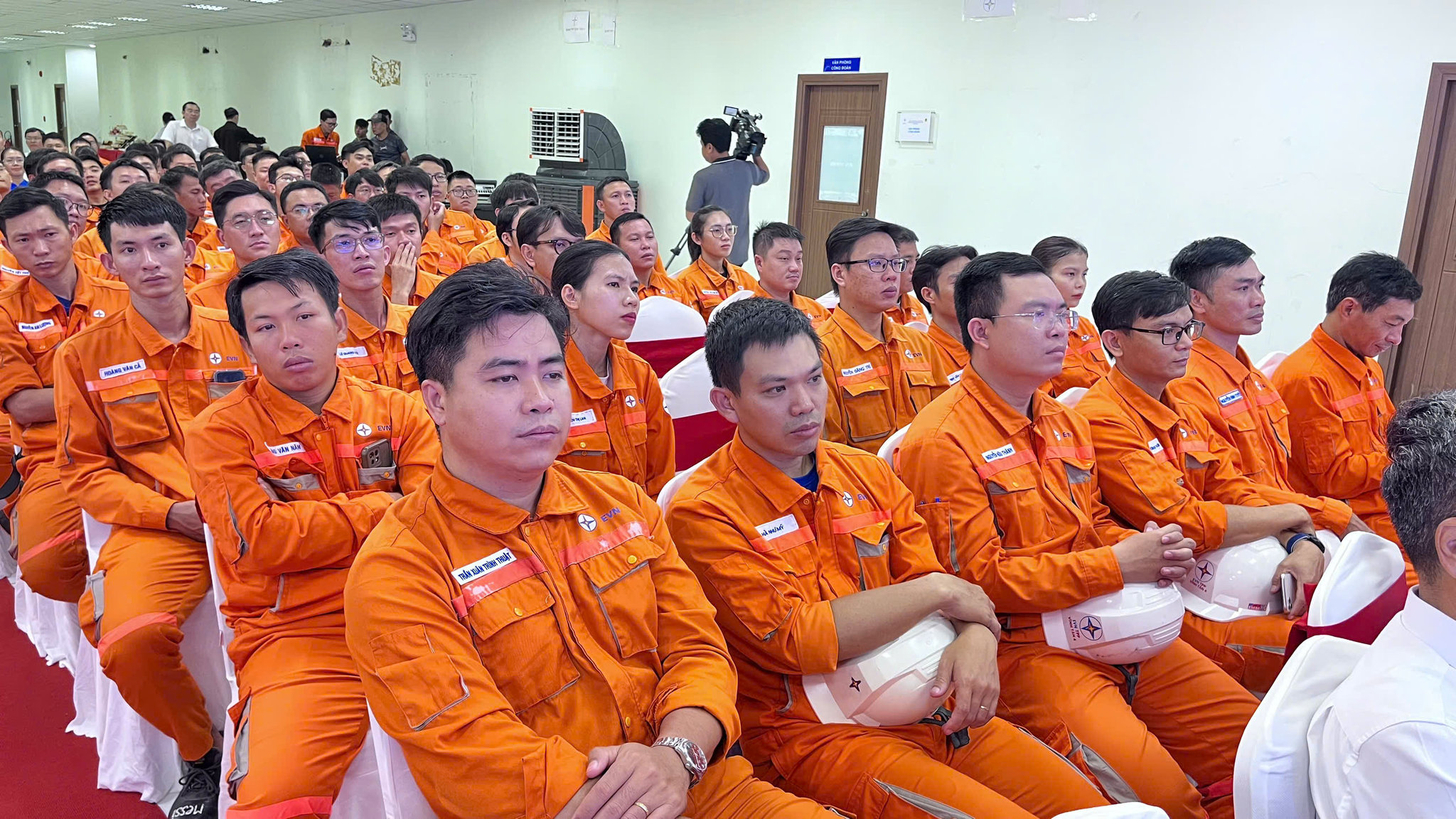 Cán bộ và công nhân viên Nhà máy Nhiệt điện Vĩnh Tân 4 tham dự lễ phát động