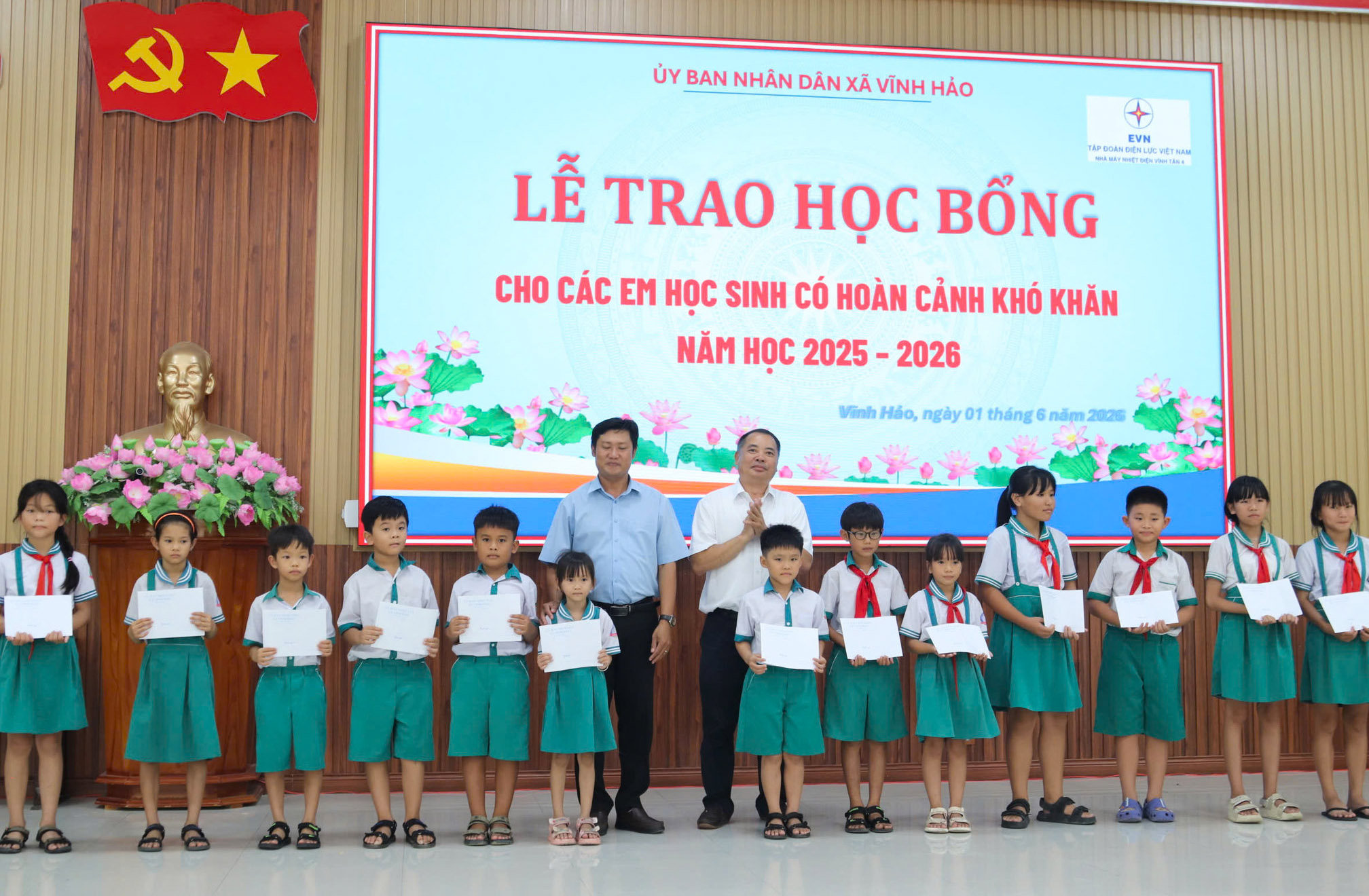 Giám đốc NMNĐ Vĩnh Tân 4 phát biểu tại lễ trao học bổng