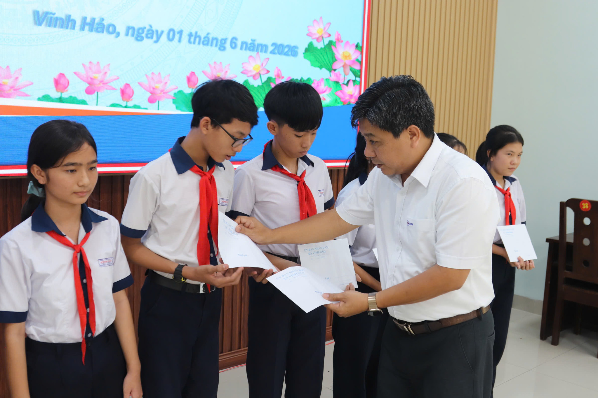 Học sinh nhận học bổng từ Nhà máy Nhiệt điện Vĩnh Tân 4