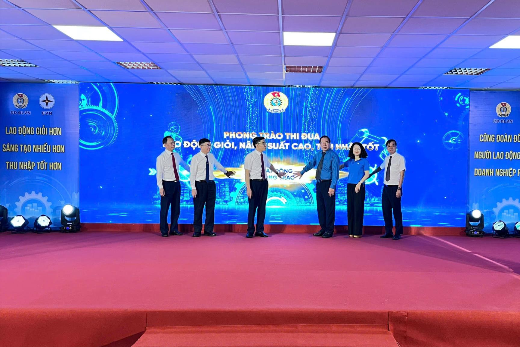 Lãnh đạo Tập đoàn Điện lực và Nhà máy Nhiệt điện Vĩnh Tân 4 thực hiện nghi thức phát động thi đua