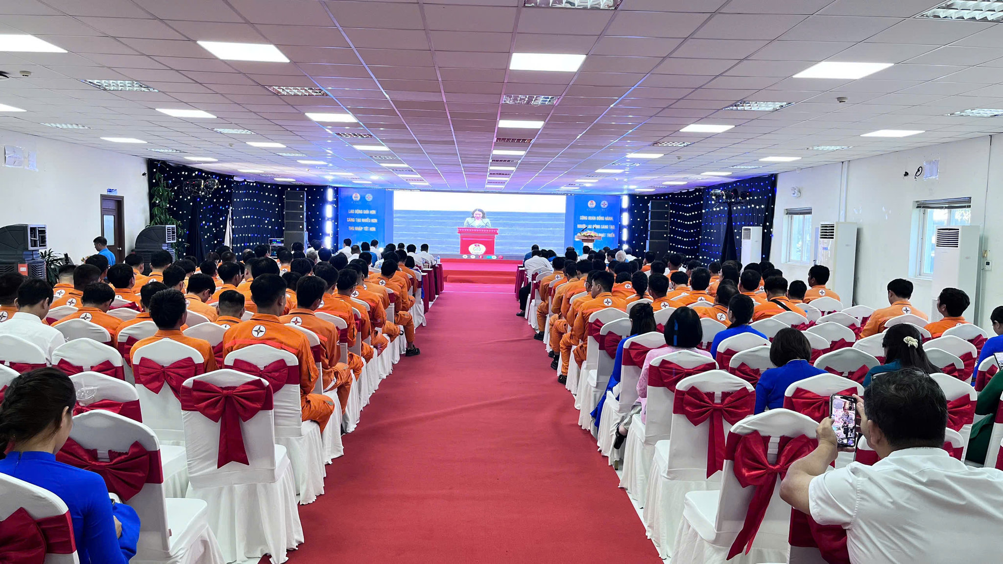 Toàn cảnh lễ phát động phong trào thi đua trực tuyến toàn quốc