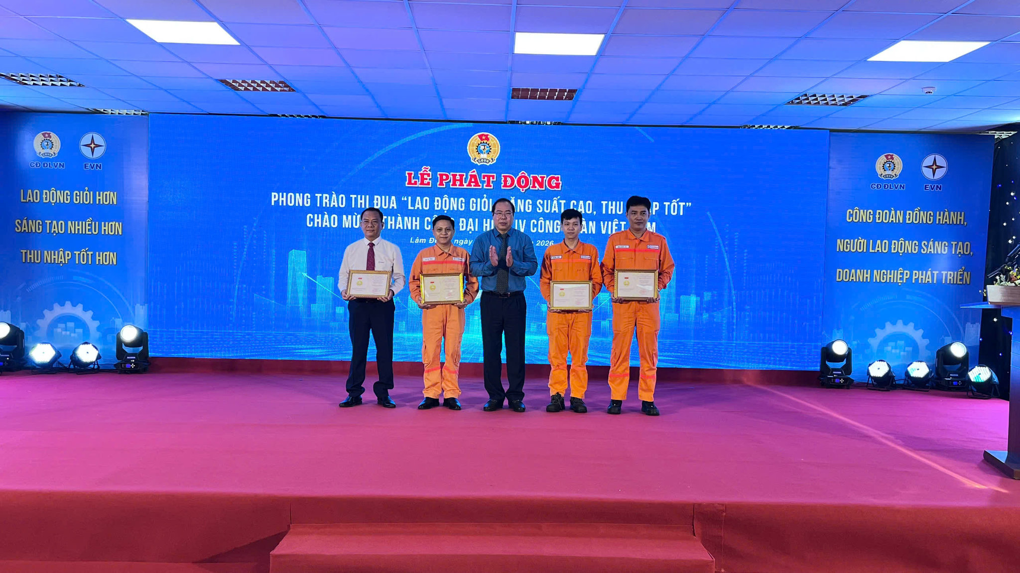 Tổng Liên đoàn Lao động Việt Nam trao bằng lao động sáng tạo cho các cá nhân của Tập đoàn Điện lực