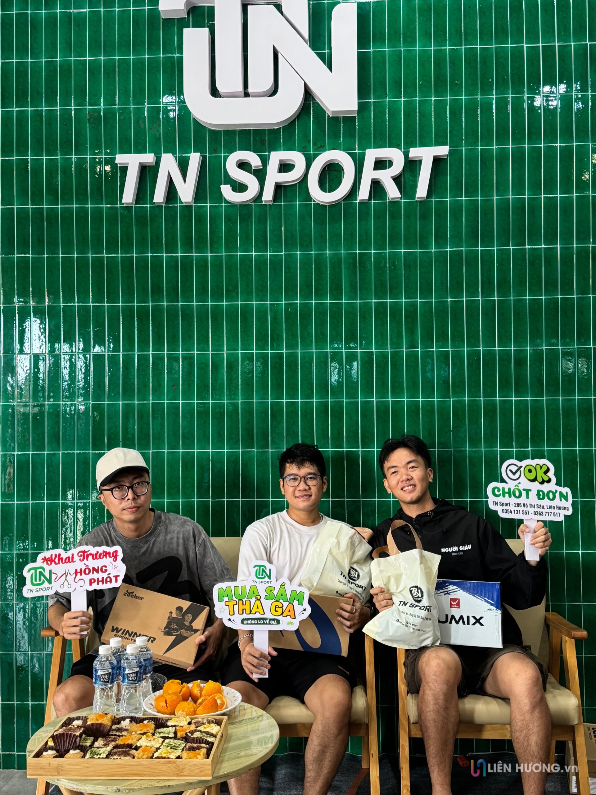 Khách hàng trải nghiệm mua sắm giày thể thao tại TN Sport Liên Hương