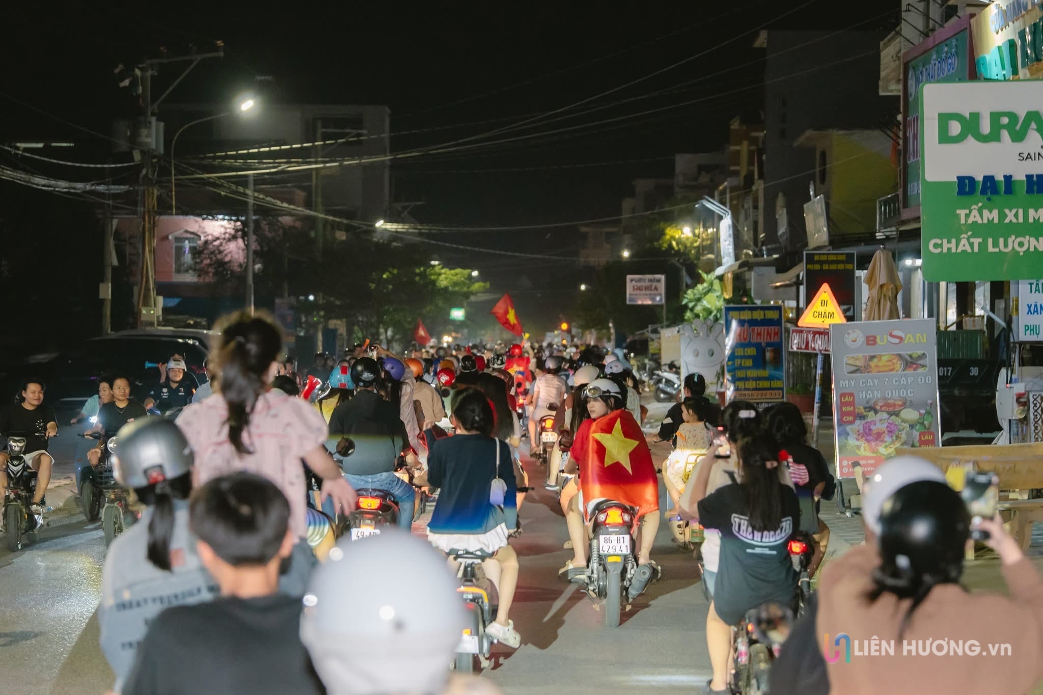 Đêm không ngủ ăn mừng chiến thắng của người dân Liên Hương