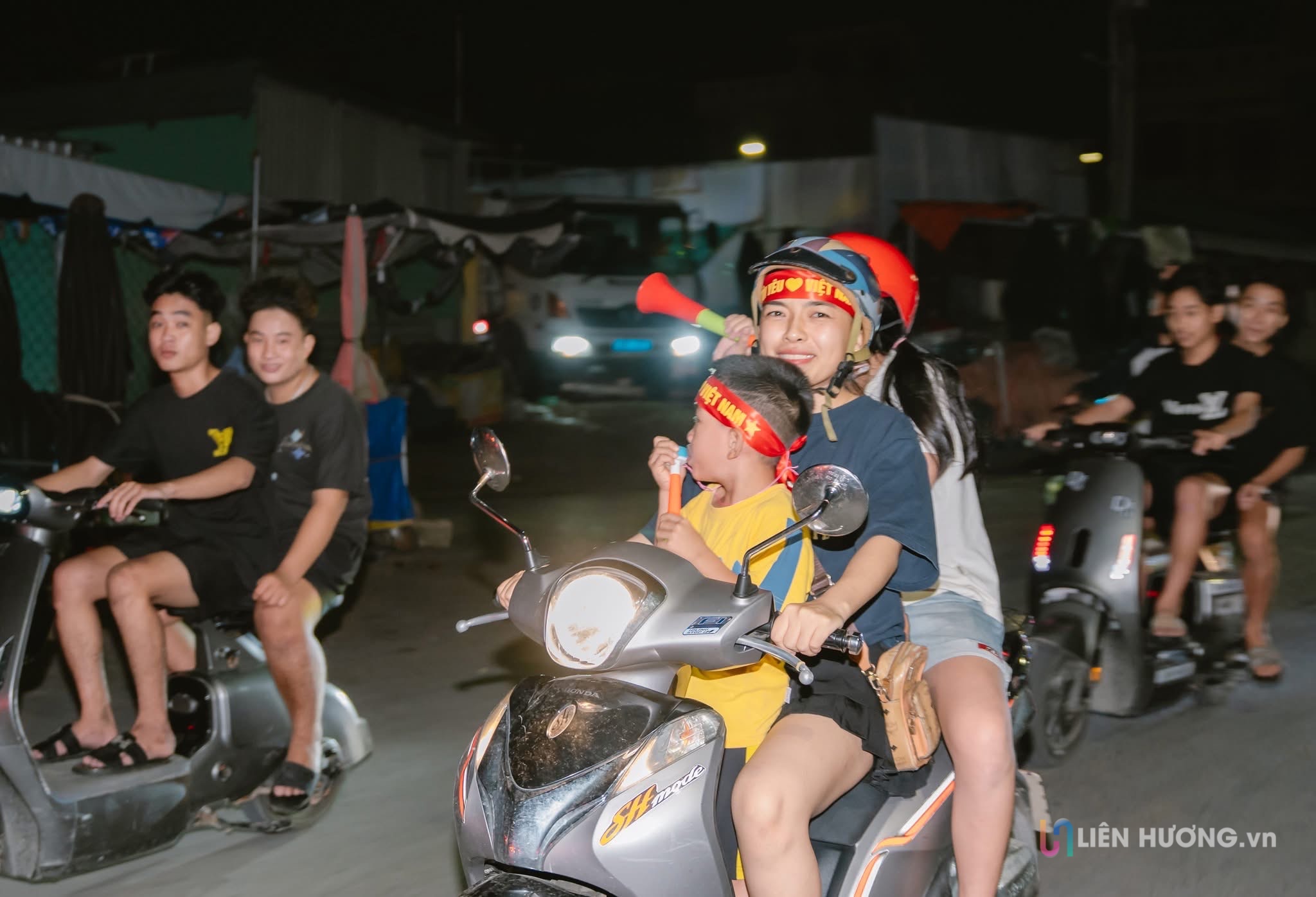 Người dân Liên Hương vui mừng cổ vũ đội tuyển Việt Nam