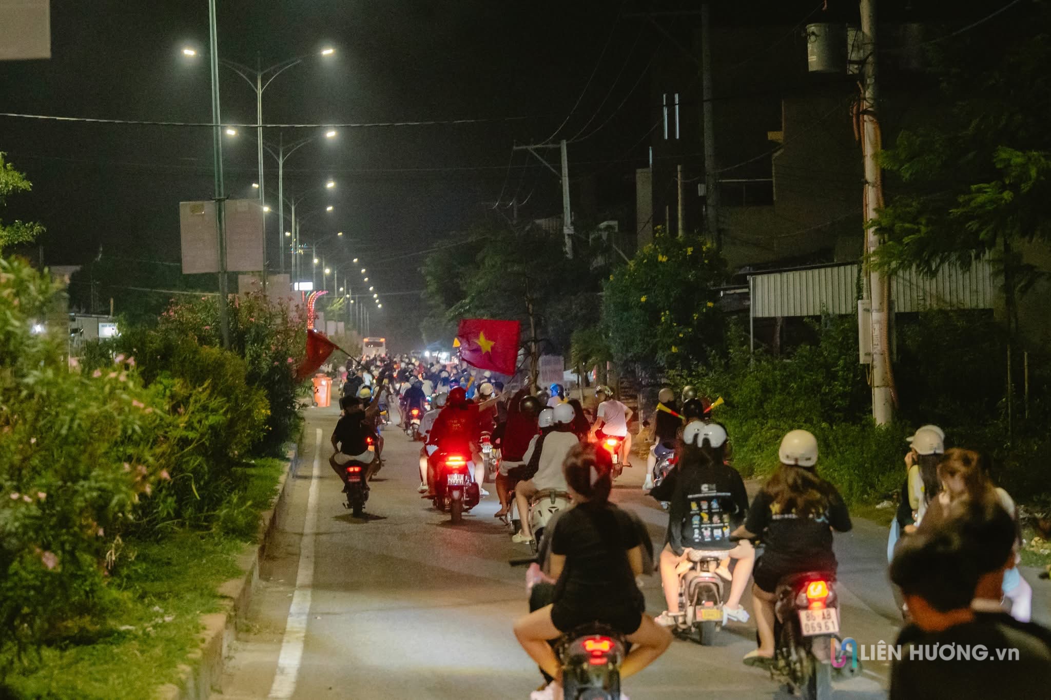 Người hâm mộ Liên Hương hò reo mừng Việt Nam thắng 2-0