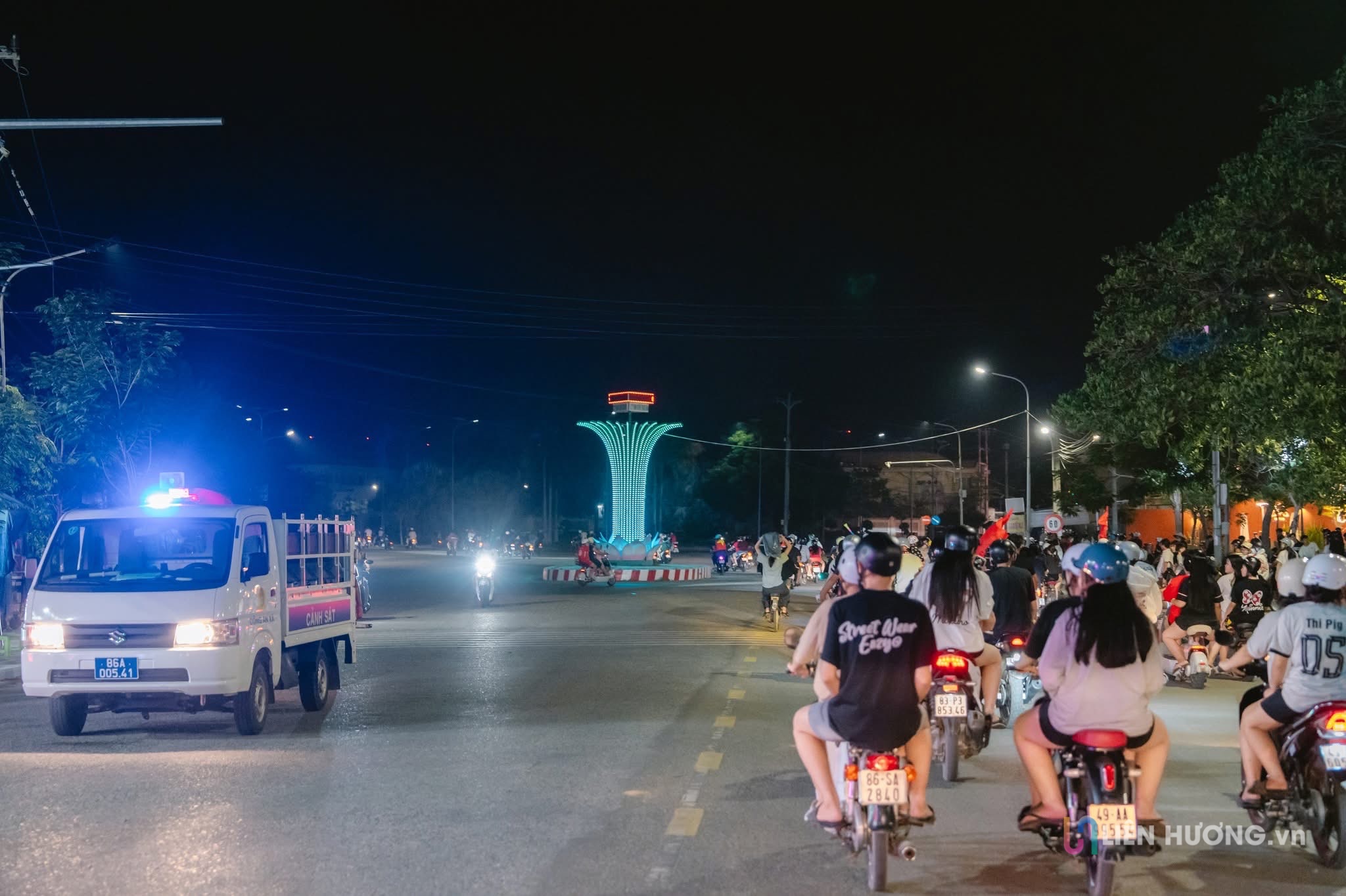 Cờ đỏ sao vàng rợp đường phố Liên Hương đêm chiến thắng