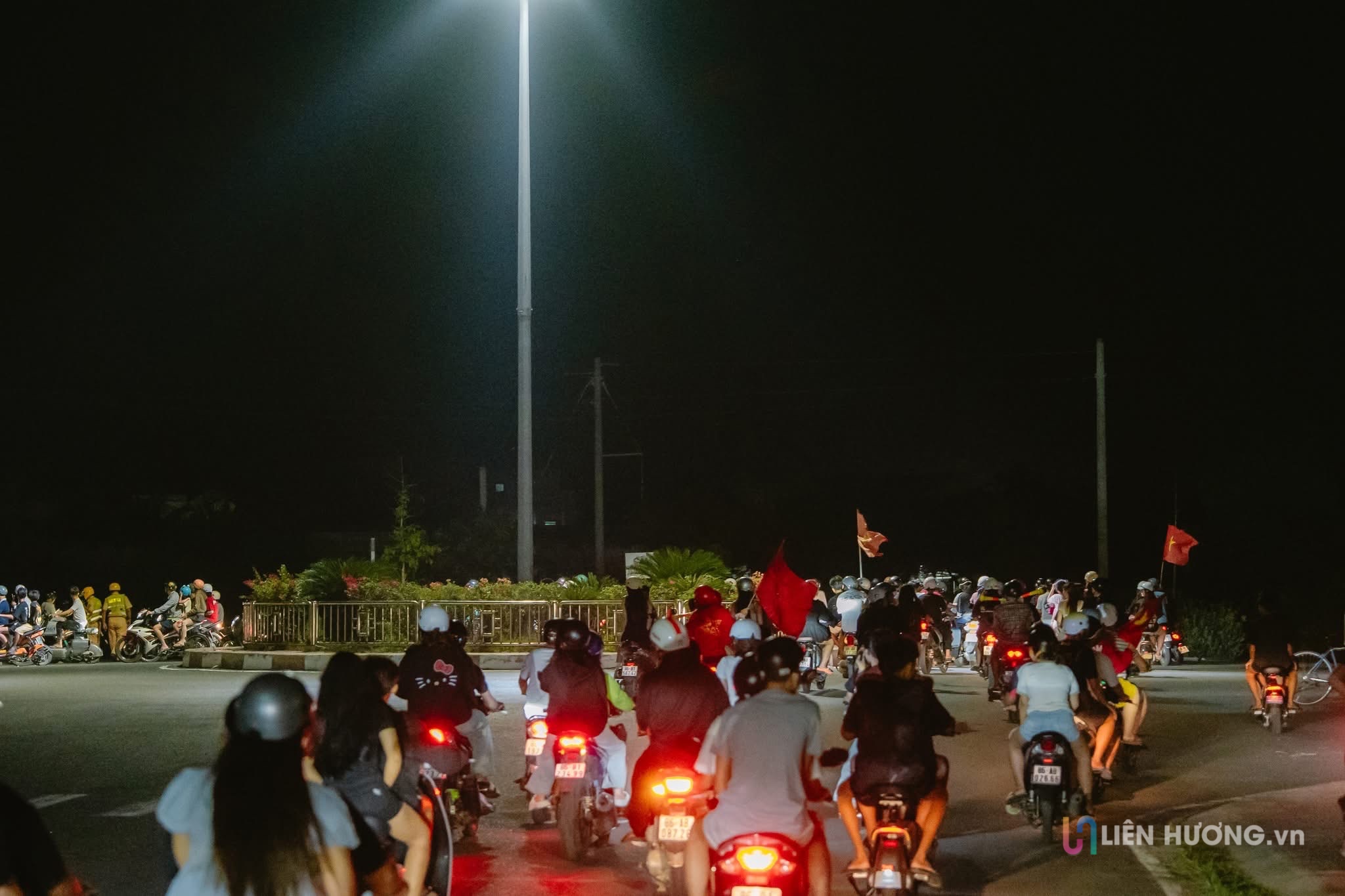 Người dân Liên Hương đi bão mừng Việt Nam thắng Thái Lan 2-0 trên đường phố